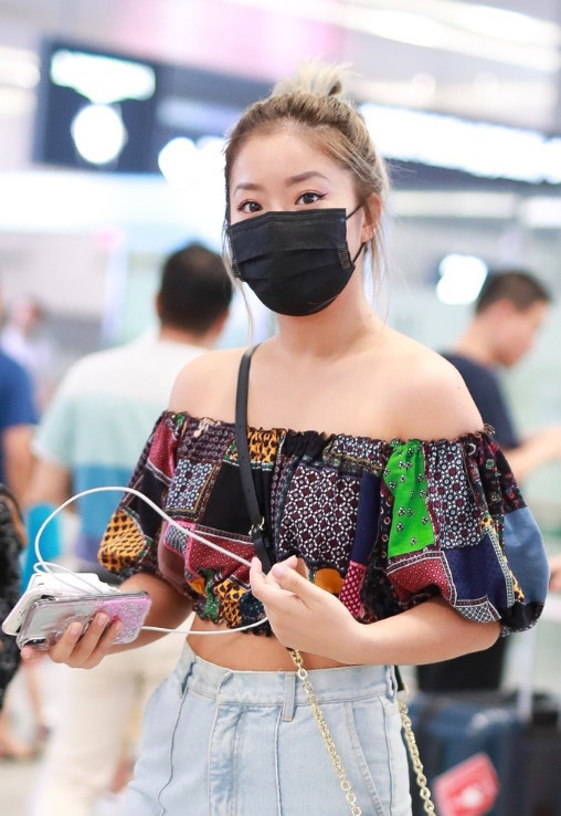 王菊现身机场 网友:刚刚瘦身成功又胖回来了?