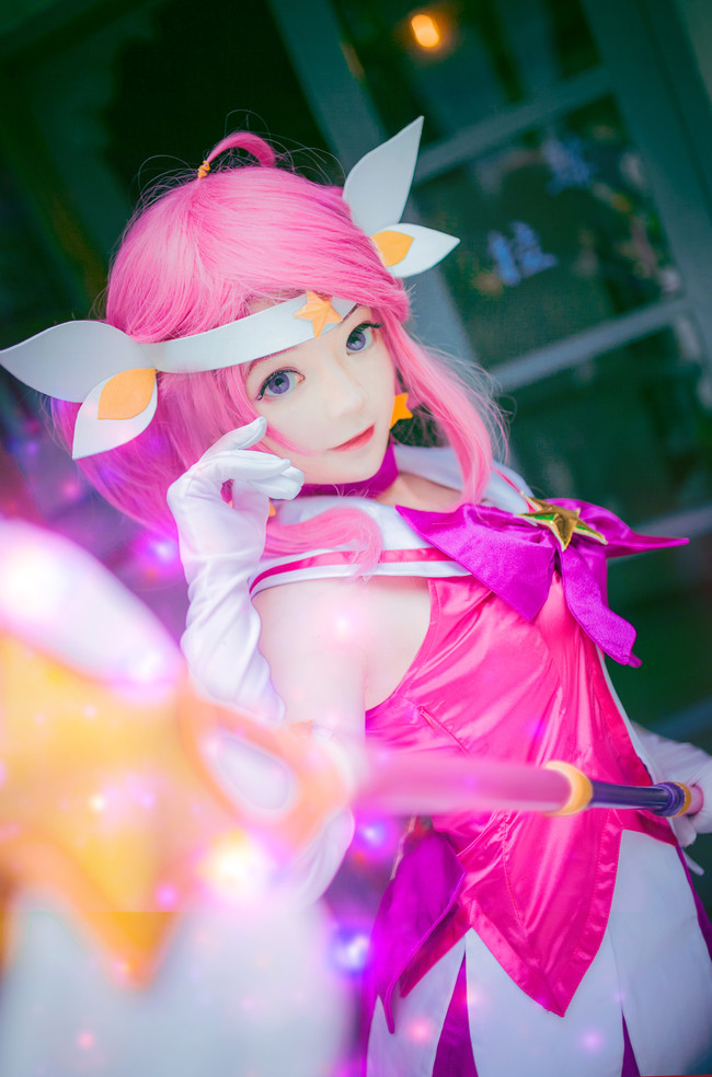 游戏英雄联盟,小姐姐cos光辉女郎拉克丝魔法少女,生动形象