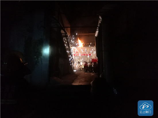 接到两个求助电话,分别是建设街河旁电线着火和中天街55号电表箱着火