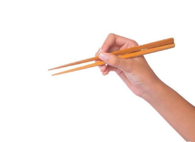 心理学:你拿筷子的姿势是哪一种?测你50岁后的是不是有福气?