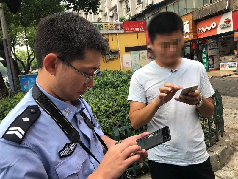 咋回事?十堰男子闯红灯后发朋友圈求赞