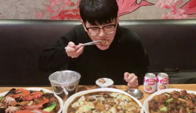 大胃王阿伦越来越胖,一次吃下十二斤鸡,网友:看着她长胖的