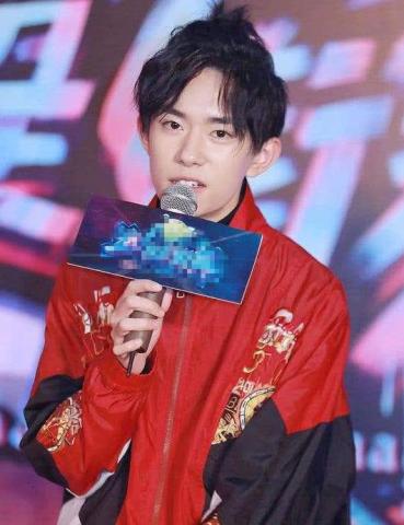 易烊千玺被爆出10天练出8块腹肌,说出方法,网