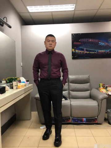 岳云鹏穿西装耍帅,衣服太紧挤出两个激凸,网友