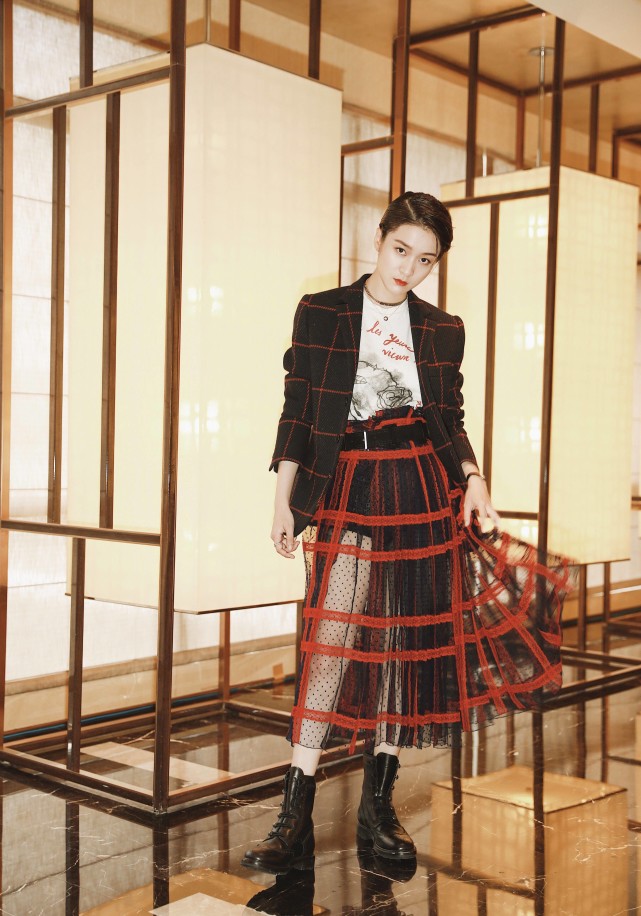 张雪迎撞衫赵丽颖,一个霸气动作秒杀,网友:吊打张雪迎!