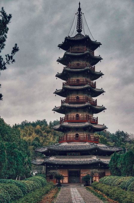 在麗水,有座江浙海拔最高的古堡餐廳,叫龍泉綠野山莊;在麗水,有條浙江