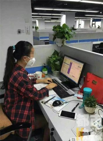 公司刚装修完就办公员工戴口罩上班