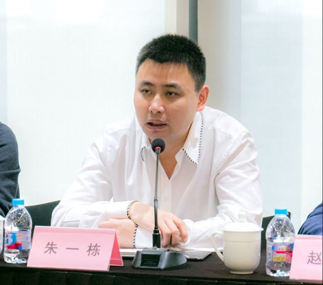 值得注意的是,作为民营实业家之子,1982年出生的朱一栋早年曾"扮演"过