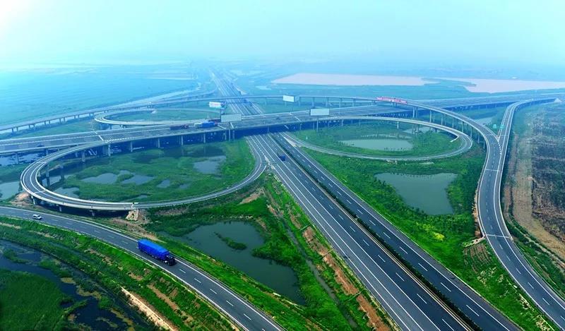 高速二通道;在京津冀核心区域铁路枢纽建设方面,积极推进津沧城际铁路