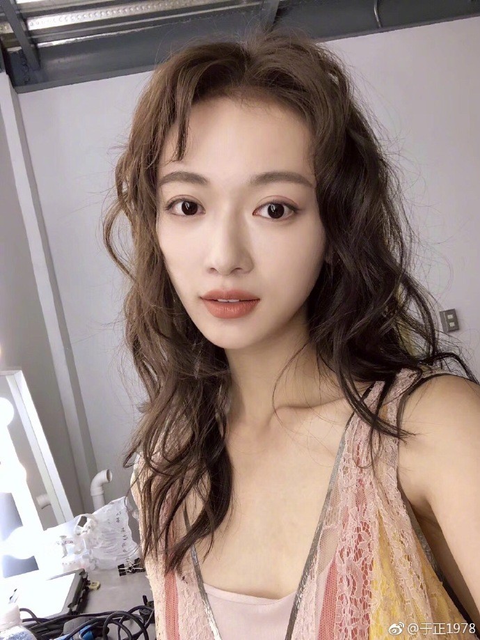 秦岚晒吴谨言丑照为其庆生,不慎入镜遭吐槽:变