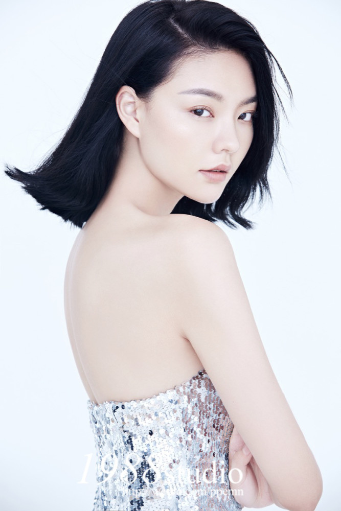 到米兰大秀的名模,还邀请到2016年超级重庆小姐冠军的新锐模特王昱雯