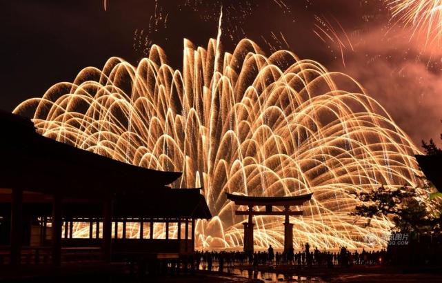 日本宫岛水上烟花大会花火笼罩着整个天空