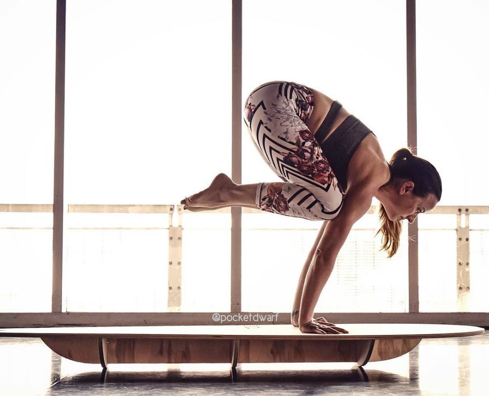 成年人如何矫正驼背,练这几个体式就好了