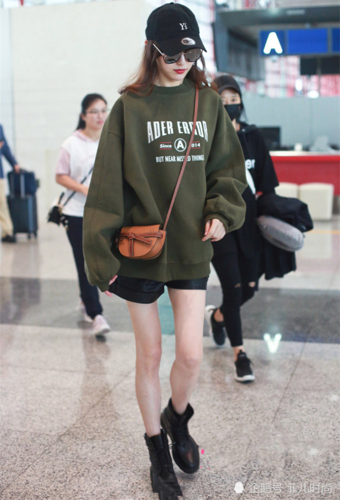 唐嫣也太瘦了,穿皮短裤暴露一双筷子腿,瘦的堪