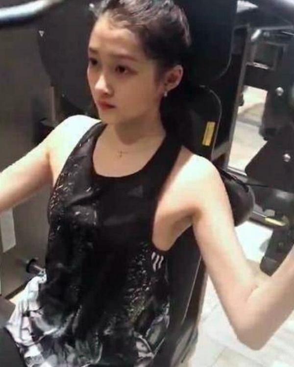 关晓彤现实中打拳健身照,网友:难怪鹿晗寸步不离了