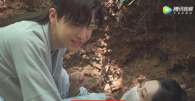 邓伦压在杨紫身上拍吻戏,谁注意到他的手?网友