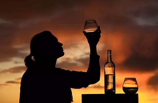 成功的人都懂得花间不敬酒树下莫发声的智慧