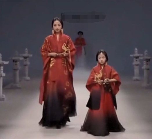 中国汉服惊艳巴黎时装周,老外眼睛都看直了,