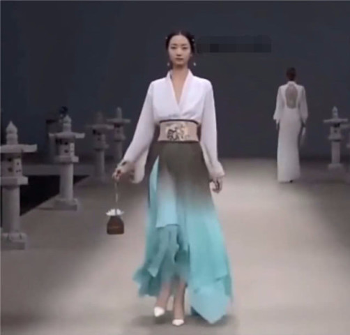 中国汉服惊艳巴黎时装周,老外眼睛都看直了,