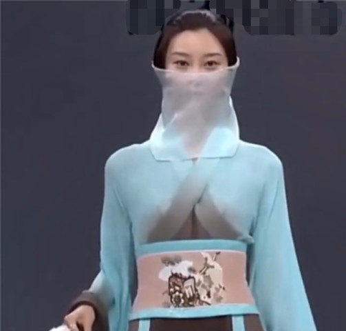 中国汉服惊艳巴黎时装周,老外眼睛都看直了,