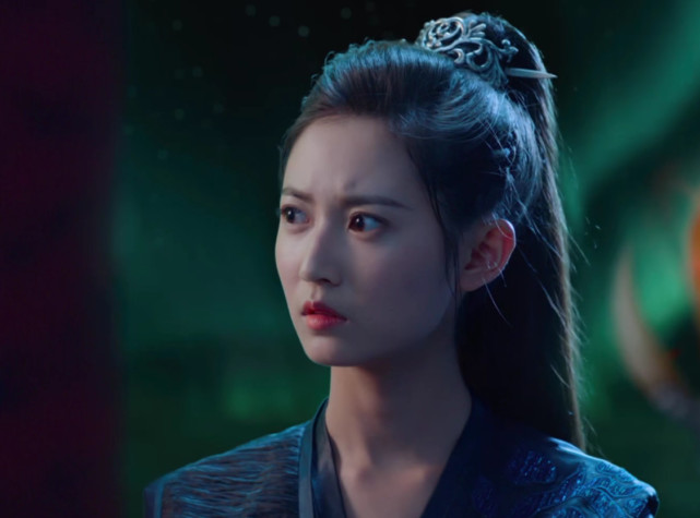 鎏英本是魔界十殿阎罗中的六殿阎罗卞城王的女儿,卞城公主.