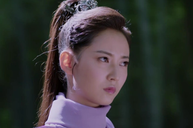 鎏英本是魔界十殿阎罗中的六殿阎罗卞城王的女儿,卞城公主.