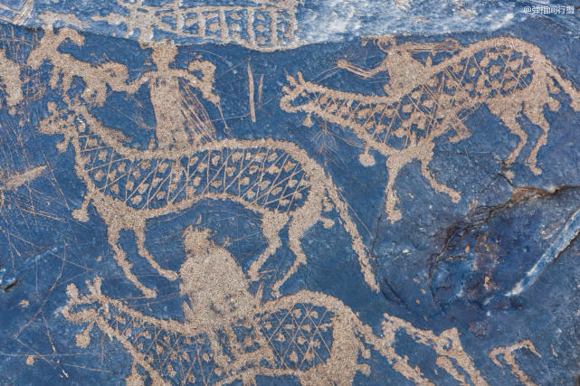 为保护远古岩画,老夫妇坚守荒漠11年,为的不是1200的工资