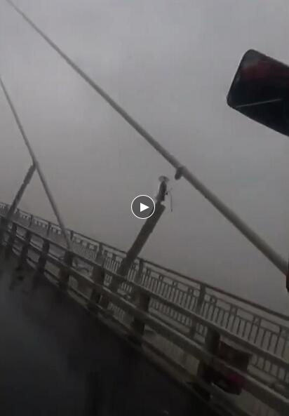 江苏苏通大桥斜拉索断裂"系谣言 受台风影响已实施特级管制