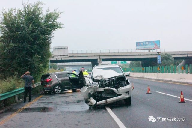 新鄉:雨天路滑三車驚險追尾 車輛旋轉360度