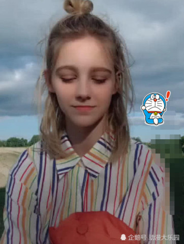 外国小萝莉挑战抖音"眉毛舞",她眯眼一笑的瞬间,仿佛看到了胖娘!