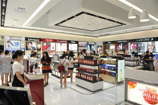 双流机场进境免税店二期营业旅客入境即可买到大牌化妆品 双流机场 免税商品 免税店