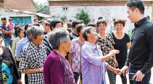 岳雲鵬也是前不久大火的相聲演員,他也出身農村河南濮陽,回到家裡