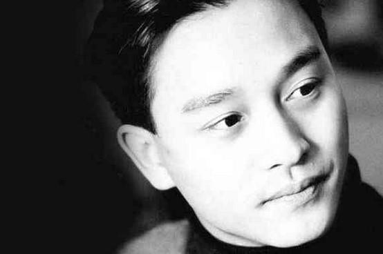 抖音惊现张国荣,在他转身的一瞬间,网友:眼睛