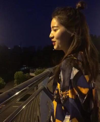 趴着栏杆唱歌小姐姐唱歌很好听 抖音新晋网红