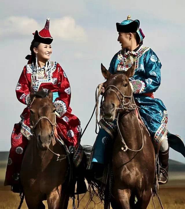 这些蒙古情侣秀恩爱美翻了