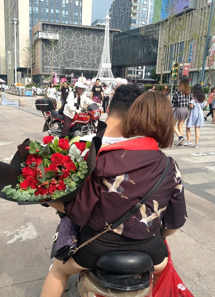 济南街头的"七夕"~~看那些街头撒狗粮的人们