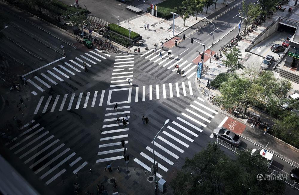 过马路可斜穿 北京市首个全向十字路口亮相