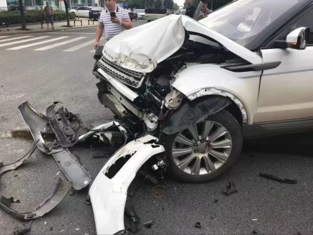 惊险!衡阳这个路口路虎与大货车相撞,结果