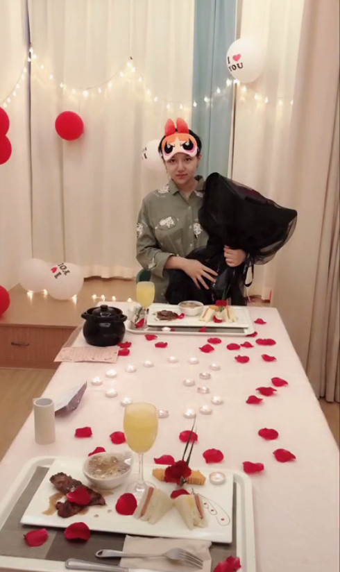 猫女林七夕被老公浪漫告白,素颜现身胸部比脸还抢镜,潇哥哥:五姑娘已