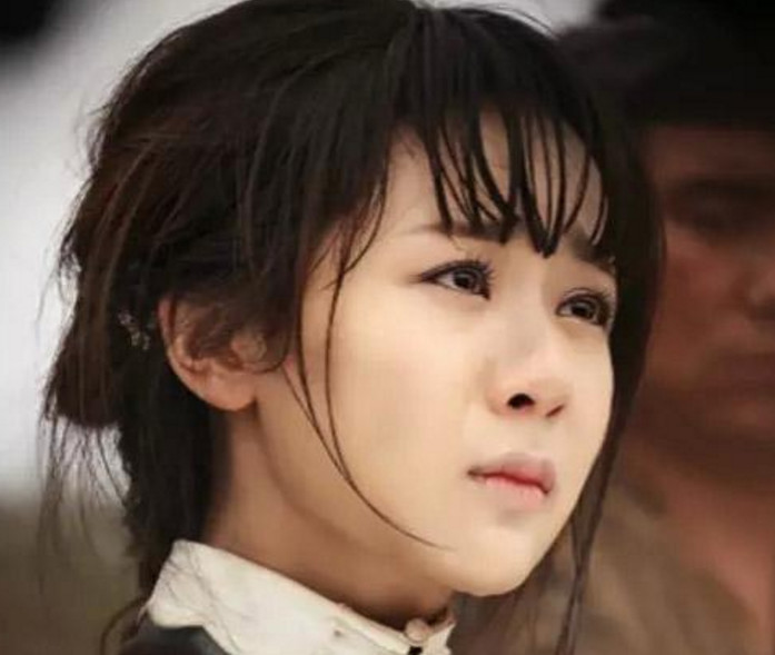 秦俊杰前女友杨紫穿对了!5千块衬衫,撞衫80斤的张天爱都不输