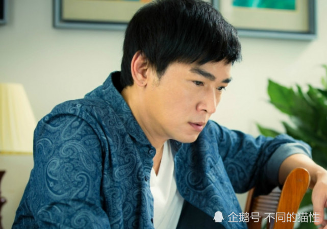 剧开始的时候就已经说了戚百草是被收养的,当时因为曲向南刚好路过