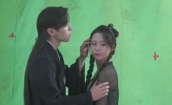 邓伦片场对杨紫做了一动作,露出得意的笑,粉丝