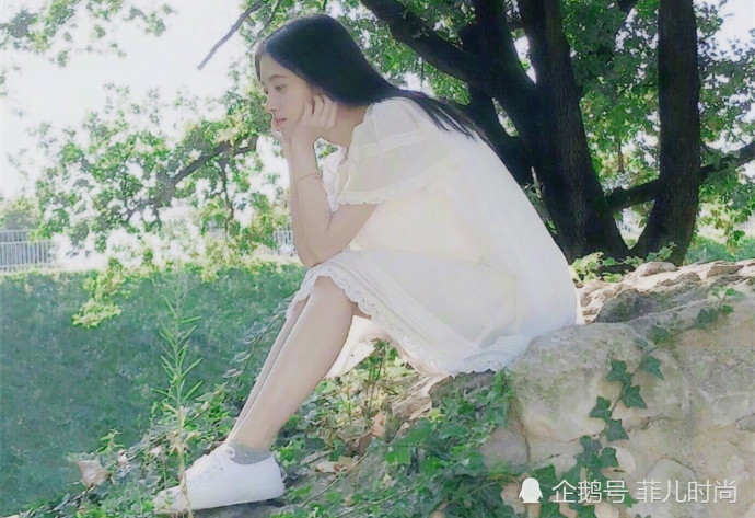 鞠婧祎终于开窍,身穿白纱裙配小白鞋,诠释400