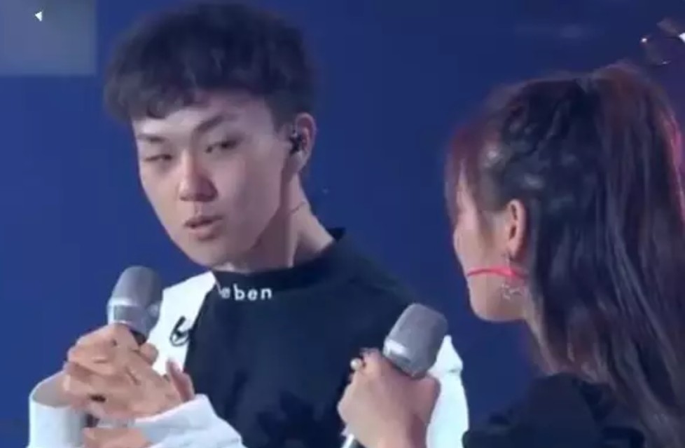 杨超越节目出现重大失误被原谅,长的好看就能