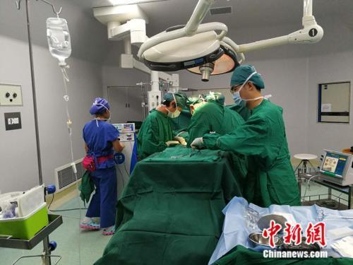 资料图：北京友谊医院一手术室内，医生正在为一名患者做手术。 中新网记者 张尼 摄