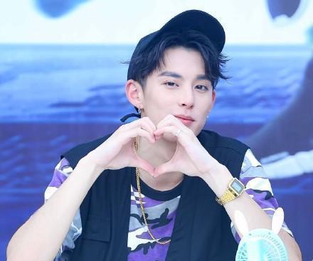 男星比心的瞬间,王鹤棣蔡徐坤帅气,王源王俊凯