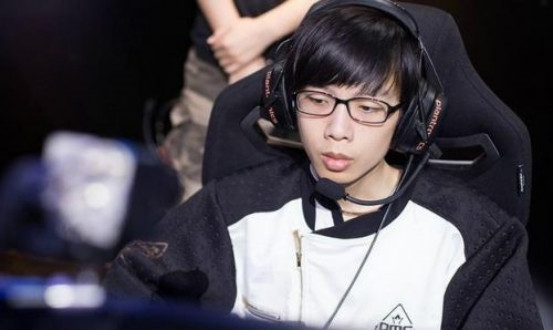 王校长上台打比赛了,网友却发现了职业选手的