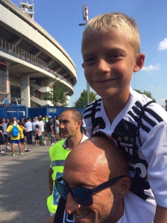 可爱的金发小球迷,有点像小时候的马尔基西奥c罗和迪巴拉,这对新近的