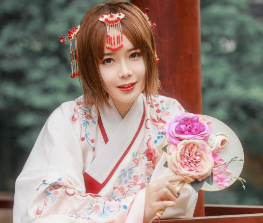 网红女装大佬:轩墨宝宝最出名,而她男扮女装后