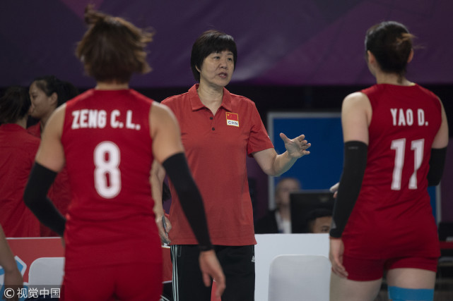 郎平在中国女排对阵越南的比赛中指挥球员